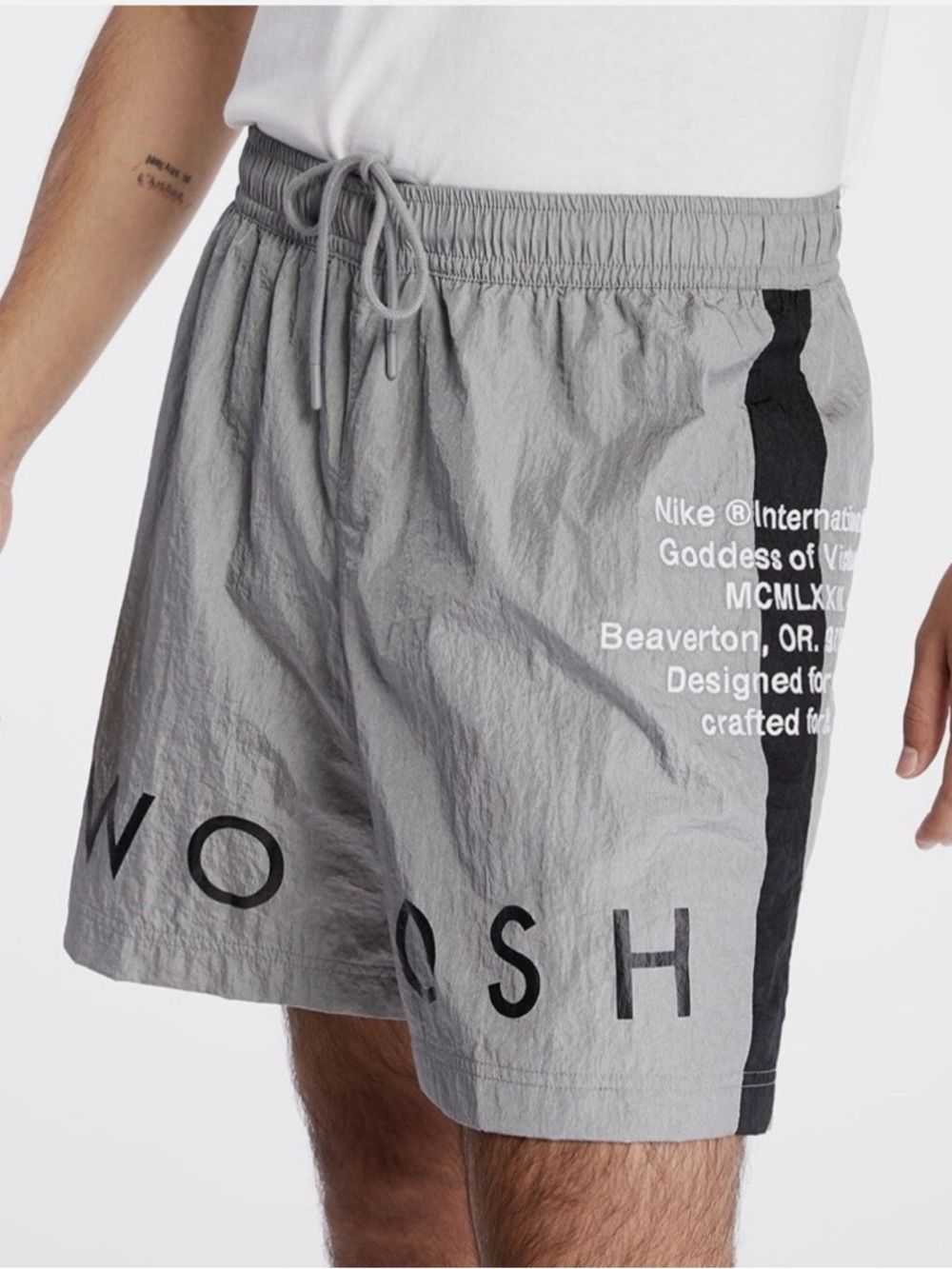 Nike NSW Woven Shorts - Split Swoosh
Logo Beaverton | Athleisure Streetwear